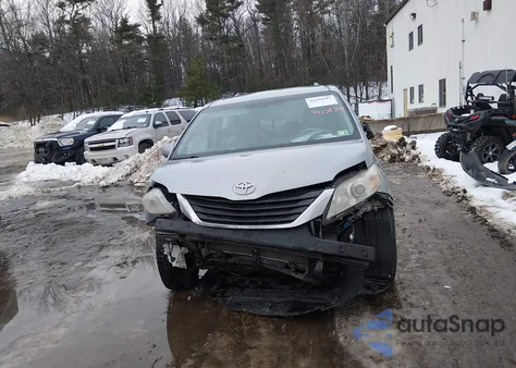 2014 Toyota Sienna Le 7 Passenger z USA, uszkodzony, nr VIN 5TDJK3DC7ES086643